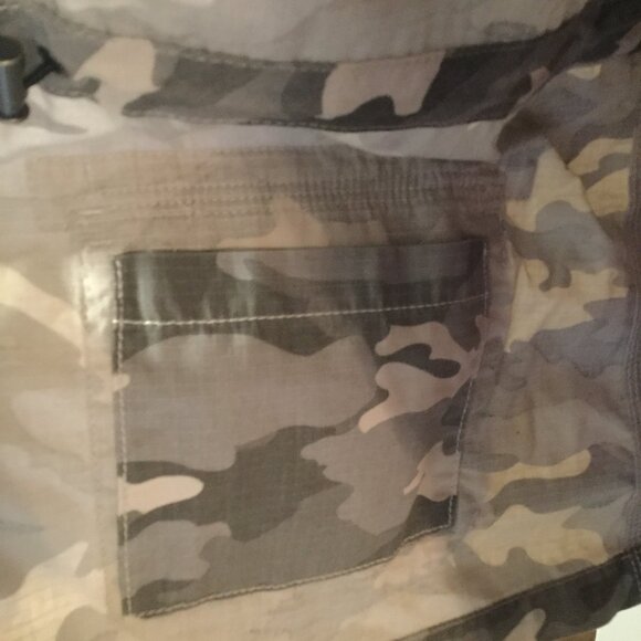 New without tags Carhartt ladies vest gray camo lots of pockets size XL 16/18 - Picture 6 of 9